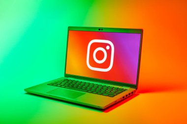 Prag, Çek Cumhuriyeti - 02 21 2025: Instagram logosu gösteren dizüstü bilgisayar.