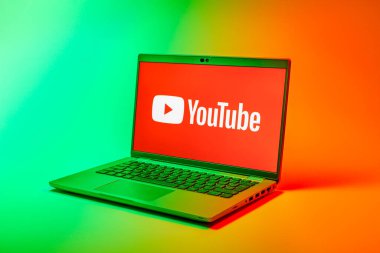 Prag, Çek Cumhuriyeti - 02 21 2025: Youtube logosunu gösteren dizüstü bilgisayar.