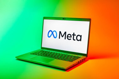 Prag, Çek Cumhuriyeti - 02 21 2025: Meta logosunu gösteren dizüstü bilgisayar.
