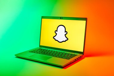 Prag, Çek Cumhuriyeti - 02 21 2025: Snapchat logosunu gösteren dizüstü bilgisayar.