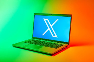 Prag, Çek Cumhuriyeti - 02 21 2025: X logosu gösteren dizüstü bilgisayar.