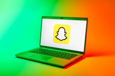 Prag, Çek Cumhuriyeti - 02 21 2025: Snapchat logosunu gösteren dizüstü bilgisayar.