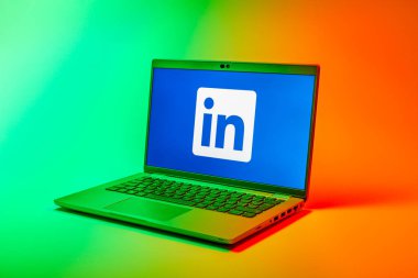 Prag, Çek Cumhuriyeti - 02 21 2025: LinkedIn logosunu gösteren dizüstü bilgisayar.