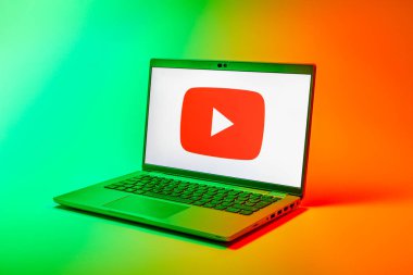 Prag, Çek Cumhuriyeti - 02 21 2025: Youtube logosunu gösteren dizüstü bilgisayar.