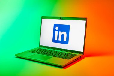 Prag, Çek Cumhuriyeti - 02 21 2025: LinkedIn logosunu gösteren dizüstü bilgisayar.