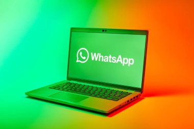 Prag, Çek Cumhuriyeti - 02 21 2025: yüzeyde WhatsApp logosunu gösteren dizüstü bilgisayar.