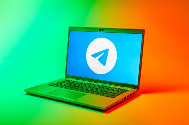 Prag, Çek Cumhuriyeti - 02 21 2025: Telegram logosunu gösteren dizüstü bilgisayar.