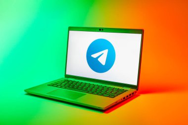 Prag, Çek Cumhuriyeti - 02 21 2025: Telegram logosunu gösteren dizüstü bilgisayar.
