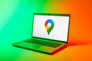 Prag, Çek Cumhuriyeti - 02 21 2025: Google Maps logosunu gösteren dizüstü bilgisayar.