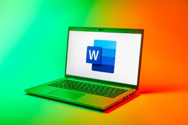 Prag, Çek Cumhuriyeti - 02 21 2025: Kelime logosunu gösteren dizüstü bilgisayar.