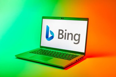 Prag, Çek Cumhuriyeti - 02 21 2025: Bing logosunu gösteren dizüstü bilgisayar.