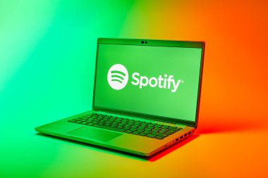 Prag, Çek Cumhuriyeti - 02 21 2025: Spotify logosunu gösteren dizüstü bilgisayar.