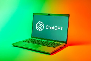 Prag, Çek Cumhuriyeti - 02 21 2025: ChatGPT logosunu gösteren dizüstü bilgisayar.