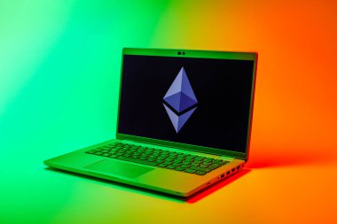 Prag, Çek Cumhuriyeti - 02 21 2025: Ethereum logosunu gösteren dizüstü bilgisayar.