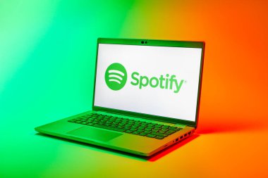 Prag, Çek Cumhuriyeti - 02 21 2025: Spotify logosunu gösteren dizüstü bilgisayar.