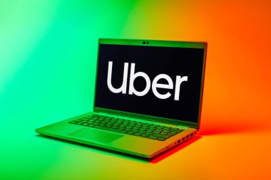 Prag, Çek Cumhuriyeti - 02 21 2025: Uber logosunu gösteren dizüstü bilgisayar.
