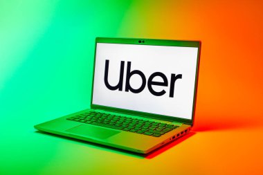 Prag, Çek Cumhuriyeti - 02 21 2025: Uber logosunu gösteren dizüstü bilgisayar.