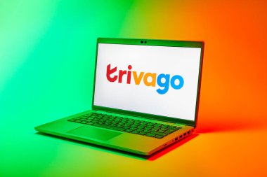 Prag, Çek Cumhuriyeti - 02 21 2025: Trivago logosunu gösteren dizüstü bilgisayar.