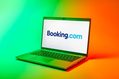 Prag, Çek Cumhuriyeti - 02 21 2025: Booking.com logosunu gösteren dizüstü bilgisayar.