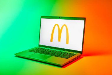 Prag, Çek Cumhuriyeti - 02 21 2025: McDonalds logosunu gösteren dizüstü bilgisayar.