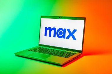 Prag, Çek Cumhuriyeti - 02-21-2025: Max logosunu gösteren dizüstü bilgisayar.