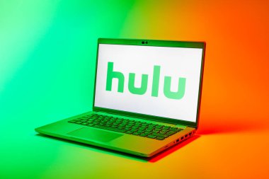 Prag, Çek Cumhuriyeti - 02 21 2025: Hulu logosunu gösteren dizüstü bilgisayar.