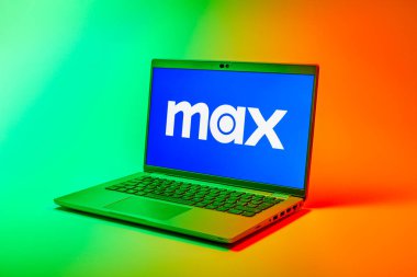 Prag, Çek Cumhuriyeti - 02-21-2025: Max logosunu gösteren dizüstü bilgisayar.