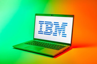 Prag, Çek Cumhuriyeti - 02 21 2025: Yüzeyde IBM logosu gösteren dizüstü bilgisayar.