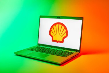 Prag, Çek Cumhuriyeti - 02 21 2025: Kabuk logosunu gösteren dizüstü bilgisayar.