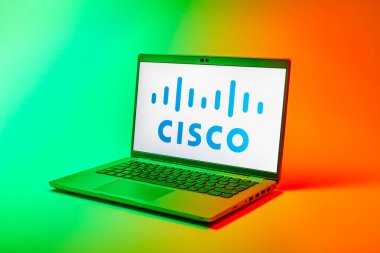 Prag, Çek Cumhuriyeti - 02 21 2025: Cisco logosunu gösteren dizüstü bilgisayar.