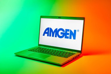Prag, Çek Cumhuriyeti - 02 21 2025: Amgen logosunu gösteren dizüstü bilgisayar.