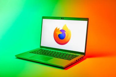 Prag, Çek Cumhuriyeti - 02 21 2025: Firefox logosunu gösteren dizüstü bilgisayar.