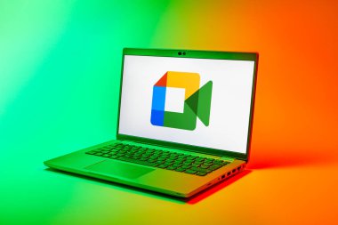 Prag, Çek Cumhuriyeti - 02 21 2025: Google Meet logosunu gösteren dizüstü bilgisayar.