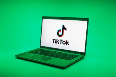 Prag, Çek Cumhuriyeti - 02 21 2025: TikTok logosunu gösteren dizüstü bilgisayar.