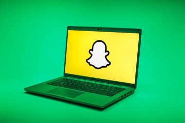 Prag, Çek Cumhuriyeti - 02 21 2025: Snapchat logosunu gösteren dizüstü bilgisayar.
