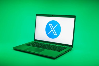 Prag, Çek Cumhuriyeti - 02 21 2025: X logosu gösteren dizüstü bilgisayar.