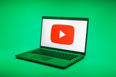 Prag, Çek Cumhuriyeti - 02 21 2025: Youtube logosunu gösteren dizüstü bilgisayar.