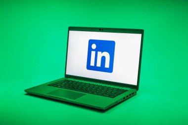 Prag, Çek Cumhuriyeti - 02 21 2025: LinkedIn logosunu gösteren dizüstü bilgisayar.