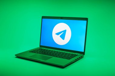 Prag, Çek Cumhuriyeti - 02 21 2025: Telegram logosunu gösteren dizüstü bilgisayar.