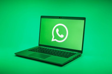 Prag, Çek Cumhuriyeti - 02 21 2025: yüzeyde WhatsApp logosunu gösteren dizüstü bilgisayar.