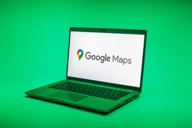 Prag, Çek Cumhuriyeti - 02 21 2025: Google Maps logosunu gösteren dizüstü bilgisayar.