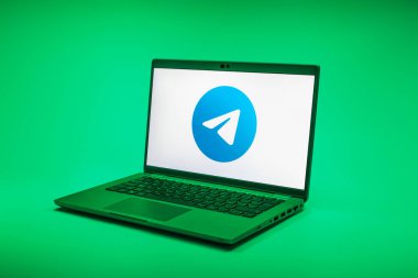 Prag, Çek Cumhuriyeti - 02 21 2025: Telegram logosunu gösteren dizüstü bilgisayar.