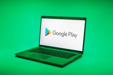 Prag, Çek Cumhuriyeti - 02 21 2025: Google Play logosunu gösteren dizüstü bilgisayar.