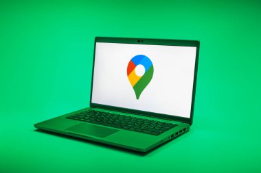 Prag, Çek Cumhuriyeti - 02 21 2025: Google Maps logosunu gösteren dizüstü bilgisayar.