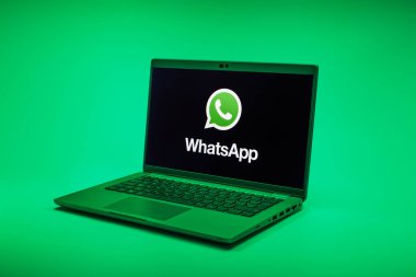 Prag, Çek Cumhuriyeti - 02 21 2025: yüzeyde WhatsApp logosunu gösteren dizüstü bilgisayar.