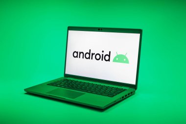Prag, Çek Cumhuriyeti - 02 21 2025: Android logosunu gösteren dizüstü bilgisayar.