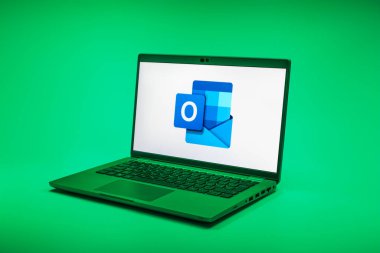 Prag, Çek Cumhuriyeti - 02 21 2025: Laptop Outlook logosunu gösteriyor.