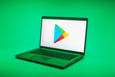 Prag, Çek Cumhuriyeti - 02 21 2025: Google Play logosunu gösteren dizüstü bilgisayar.