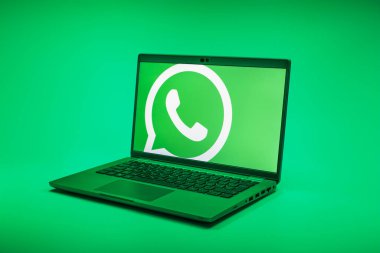 Prag, Çek Cumhuriyeti - 02 21 2025: yüzeyde WhatsApp logosunu gösteren dizüstü bilgisayar.