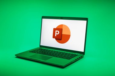 Prag, Çek Cumhuriyeti - 02 21 2025: Powerpoint logosunu gösteren dizüstü bilgisayar.